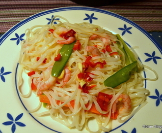 Vietnamesisk sallad med nudlar och räkor