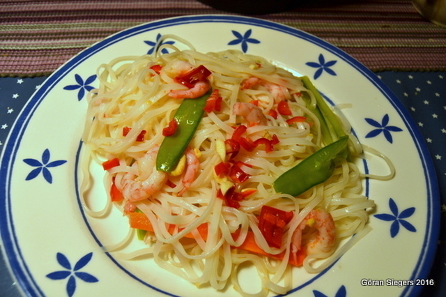 Vietnamesisk sallad med nudlar och räkor