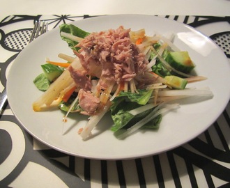 Japansk vit rättika och tonfisk sallad