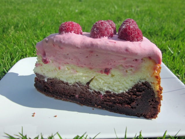 Cheesecakebrownies med hallongrädde