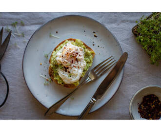 Avokadotoast med pocherat ägg