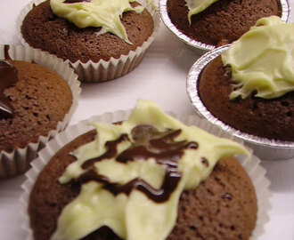 Chokladiga muffins med randig chokladtopping