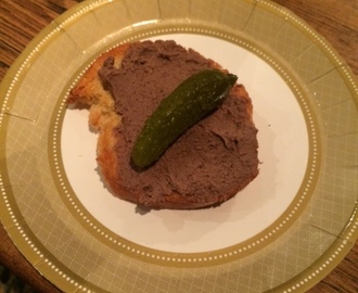 Kycklinglevermousse med vitt vin och rosmarin