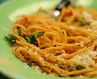 En lunchfavorit…spaghetti med räkor, chili och vitlök