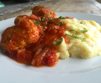 Kycklingbullar med vitlök och salvia i tomatsås med pecorinopotatismos