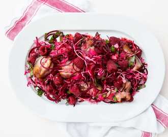 Kålsallad med stekt sidfläsk, äpple, rödbeta och hösthallon