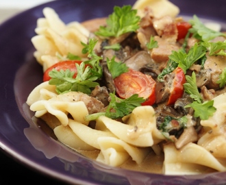 Pepprig kassler- och baconsås med svamp, rödlök och tomat - perfekt till pasta!