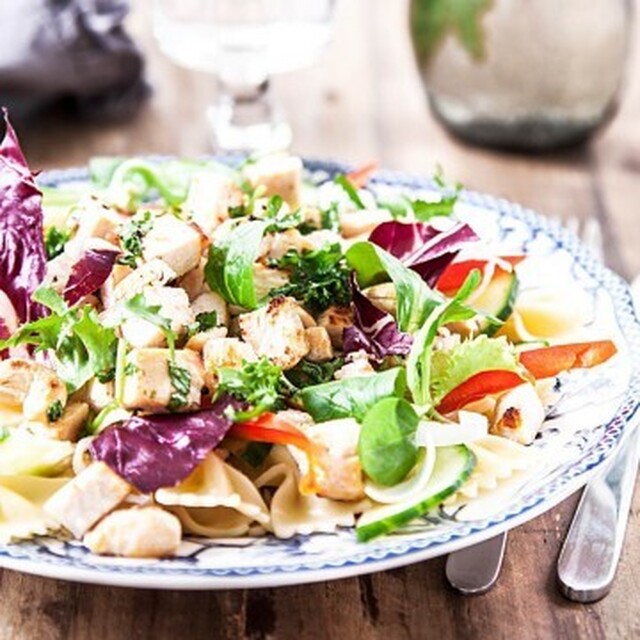 Sallad med grillad kyckling och rostade cashewnötter