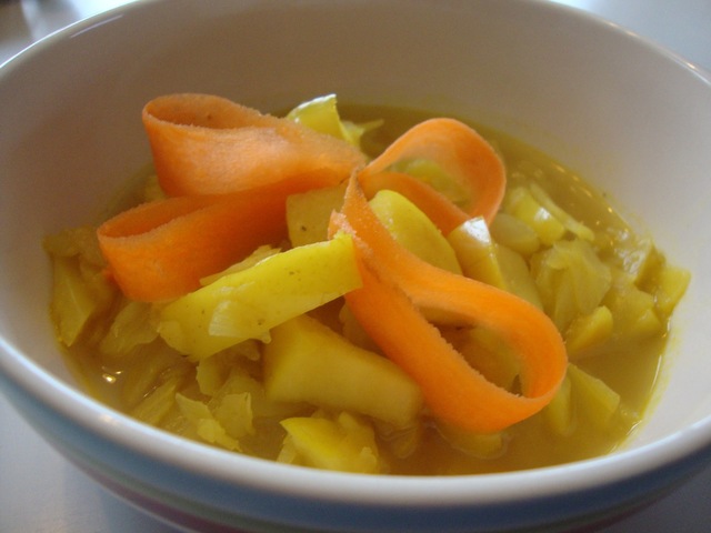 Vitkålsoppa med äpple och curry