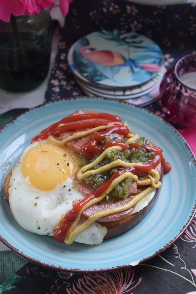 Limpa med stekt korv och ägg