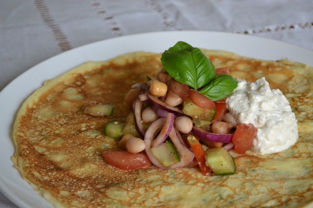 Veckans vegetariska: Zucchinipannkakor med bönsallad och fetaostkräm