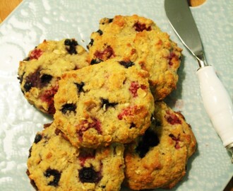 Bananscones med blåbär och hallon