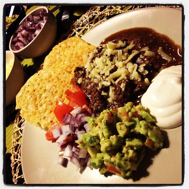 Texas chili med västerbottenostchips, guacamole & gräddfil