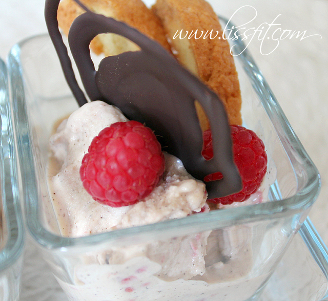 Frozen yoghurt: Hallon- och avokadoglass med mandelbiscotti och mörk chokladkrusidull