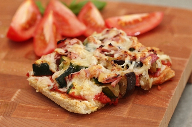 Rustik pizza med grönsaksröra på en botten av olivoljestänkt formfranska!