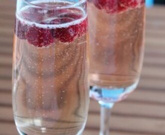 Enkel och elegant champagnecocktail med hallon.