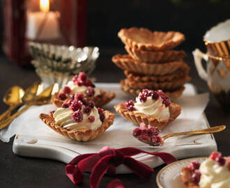 Hasselnötsmusslor med cream cheesekräm och sockerfrostade lingon