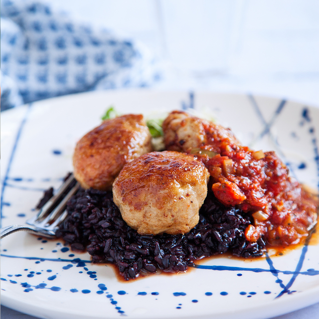 Fredriks kycklingfärsbollar med svart ris och het tomatsås