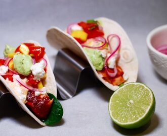 Pulled salmon tacos med mangosallad, chipotlemajjo, picklad rödlök & avokadokräm