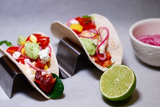 Pulled salmon tacos med mangosallad, chipotlemajjo, picklad rödlök & avokadokräm