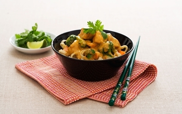 Nudlar med kyckling, broccoli och röd curry