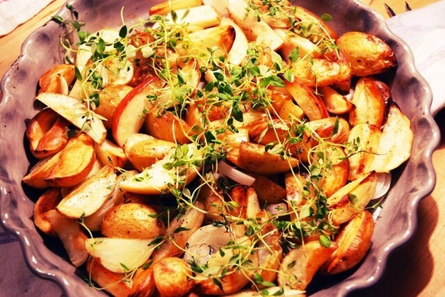 Ungsrostade potatisar med äpple och timjan