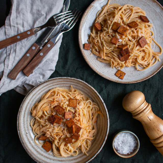 Krämig vitkålspasta med tofu och rökt paprikapulver