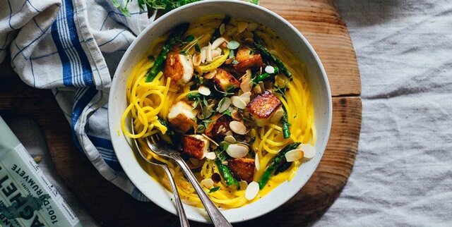 Krämig saffrans- & citronpasta med sparris, halloumi & mandelspån