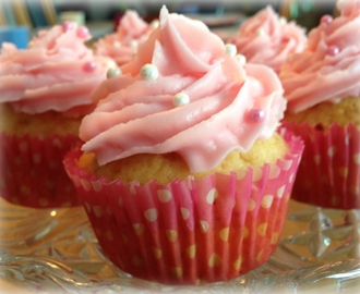 Vaniljcupcakes med hallonfyllning och rosa frosting