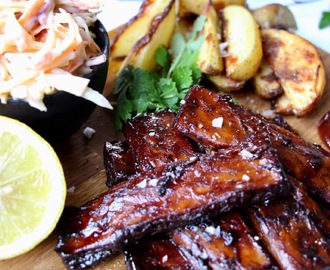 Veganska ribs med coleslaw och potatisklyftor – Jävligt Gott Festivalkäk!