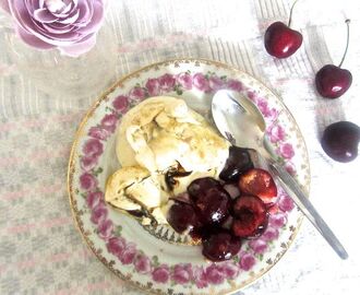 Vaniljglass med lakritsrippel och varma körsbär.