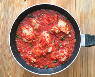 Kyckling i tomatsås med örter och pasta