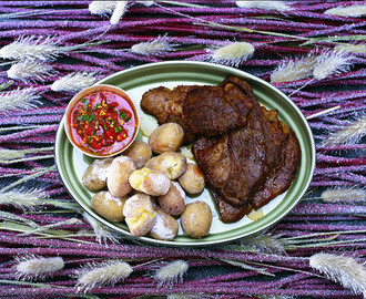 Grillskiva med salsa romesco och saltkokt potatis