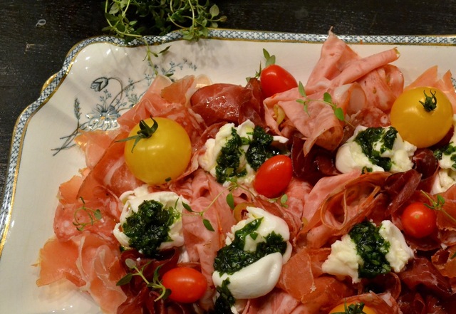 Antipasti; kallskuret med tomater, buffelmozzarella och basilikaolja