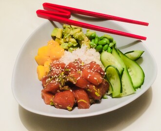 Poké bowl med lax, avokado, mango, edamamebönor...
