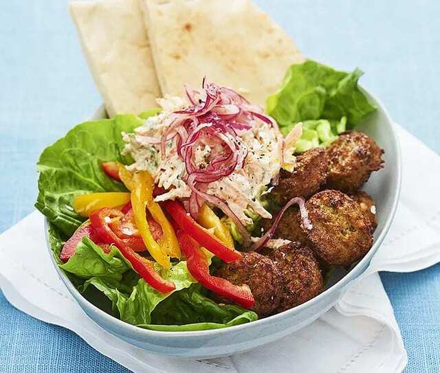 Falafel i pitabröd med spetspaprika