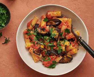 Pasta med tomatsås och rostad aubergine