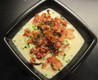 Len Blomkålssoppa med knaperstekt bacon
