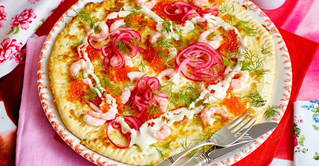 Räkpizza med crème fraiche och ost – recept