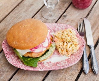 Laxburgare i majsbröd med grön vitlöksmajonäs och coleslaw sallad