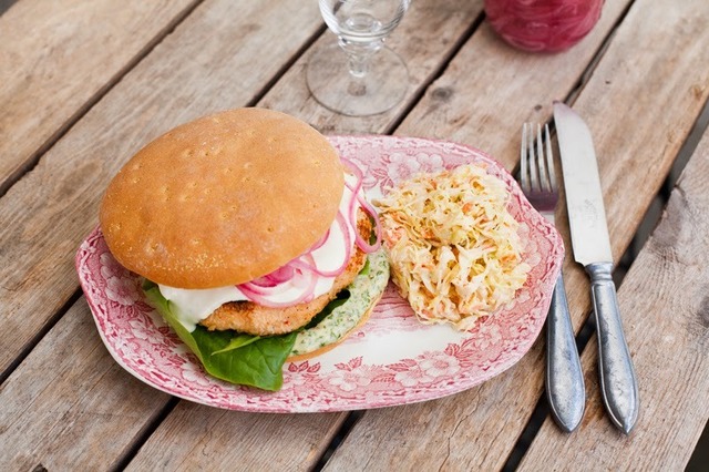 Laxburgare i majsbröd med grön vitlöksmajonäs och coleslaw sallad