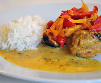 RECEPT: Currymarinerad kyckling med ris och currysås samt tillbehör i form av grönsaker