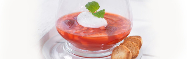 Rabarber & jordgubbssoppa med mandelknappar och vaniljfluff