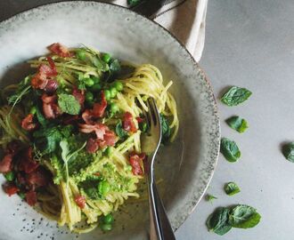 Spaghetti med ärt- och myntapesto