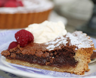 En chokladig kladdkaka i en kolakaksbotten… Kan det bli bättre?