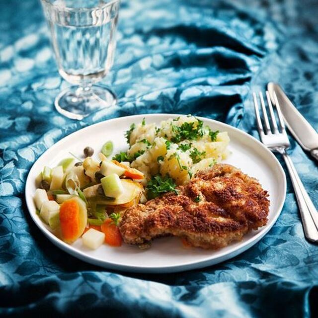 Panerad schnitzel med persiljestompad potatis och kaprissallad