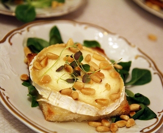 Chévretoast med honung och rostade pinjenötter