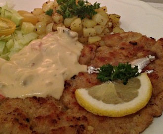 Schnitzel med råstekt lökpotatis.