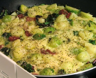 Vegetarisk restomelett med potatis, mangold, brysselkål och ugnsbakade körsbärstomater