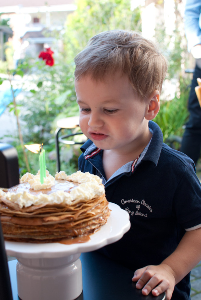 Ett ännu mer dulce födelsedagsfirande! Marcos Dulce de Leche pannkakor tårta och äppelmuffins!